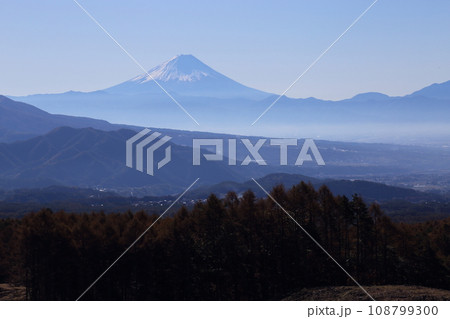 八ヶ岳高原ラインからの絶景富士山 【山梨県北杜市大泉町から】 108799300
