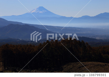 八ヶ岳高原ラインからの絶景富士山 【山梨県北杜市大泉町から】 八ヶ岳高原ラインからの絶景富士山 【山梨県北杜市大泉町から】 108799301