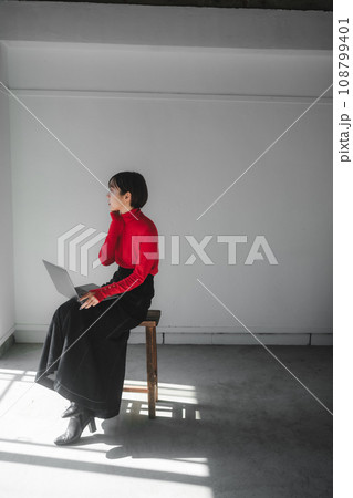 女性　ファッション　ポートレート 108799401