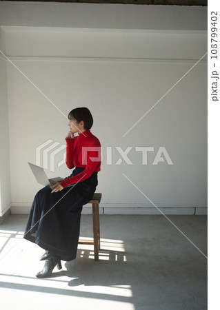女性　ファッション　ポートレート 108799402