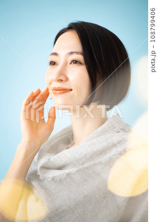 ビューティーイメージ　ミドル女性　縦 108799406