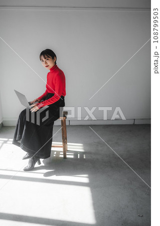 働くショートヘアの女性　ファッション　ビジネス 108799503