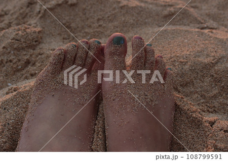 砂浜と砂まみれの足 108799591
