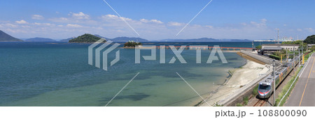 瀬戸内を走るJR予讃線の特急と香川県三豊市三野町の海上に浮かぶ子供の守り神「津嶋神社」 108800090