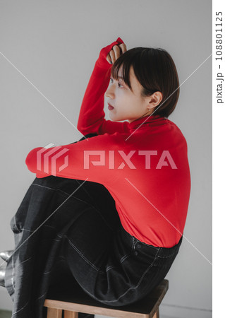 女性　ファッション　ポートレート 108801125