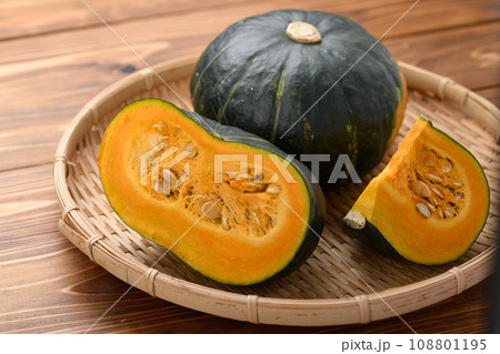 ざるにのせた かぼちゃ　木目背景 108801195