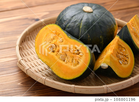 ざるにのせた かぼちゃ　木目背景 108801196