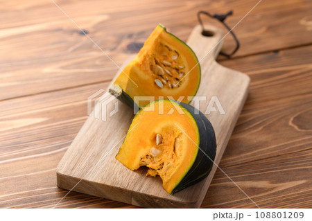 まな板の上でカットしたかぼちゃ 木目背景 108801209