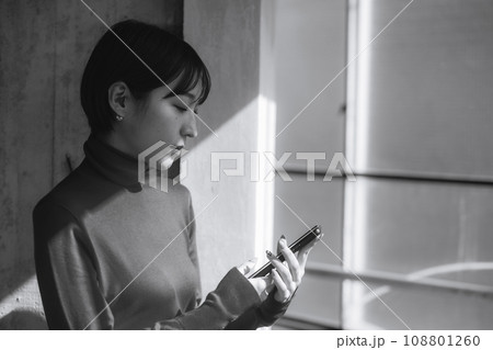 スマホ　携帯電話を使う女性 108801260