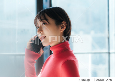スマホ 携帯電話を使う女性 スマホ 携帯電話を使う女性 108801270