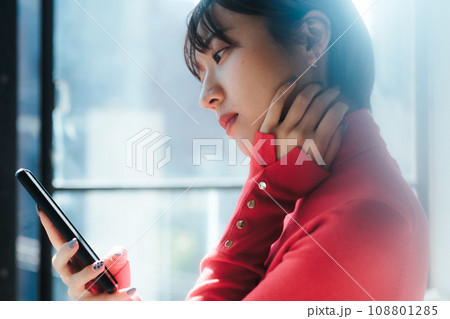 スマホ 携帯電話を使う女性 スマホ 携帯電話を使う女性 108801285