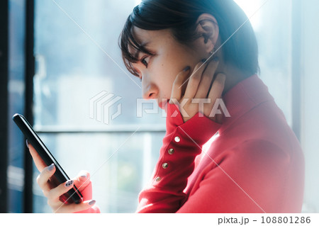 スマホ 携帯電話を使う女性 スマホ 携帯電話を使う女性 108801286