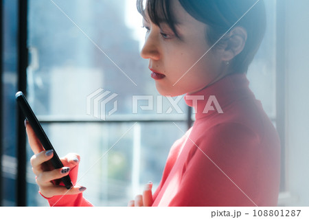 スマホ 携帯電話を使う女性 スマホ 携帯電話を使う女性 108801287