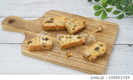ビスコッティ(レーズン・クルミ・アーモンド入り) ビスコッティ(レーズン・クルミ・アーモンド入り) 108801389