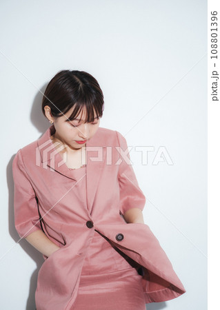 スタジオ 若い女性のファッションモデル スタジオ 若い女性のファッションモデル 108801396