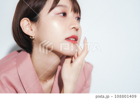 スタジオ　若い女性のファッションモデル 108801409