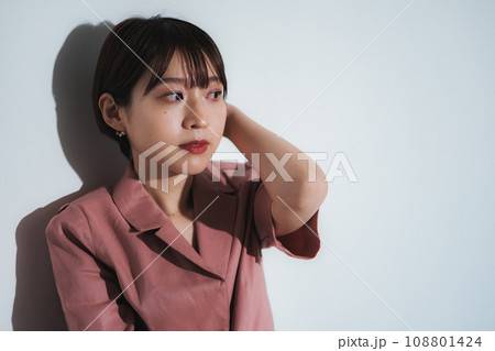 スタジオ 若い女性のファッションモデル スタジオ 若い女性のファッションモデル 108801424