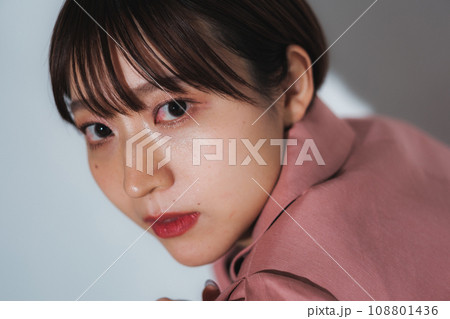 スタジオ 若い女性のファッションモデル スタジオ 若い女性のファッションモデル 108801436