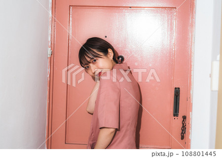 スタジオ　若い女性のファッションモデル 108801445