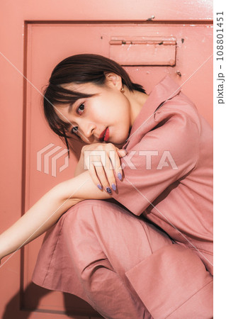 スタジオ　若い女性のファッションモデル 108801451
