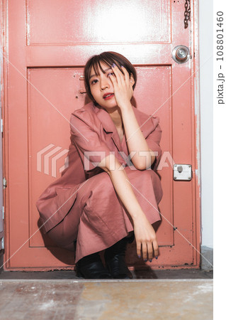 スタジオ　若い女性のファッションモデル 108801460