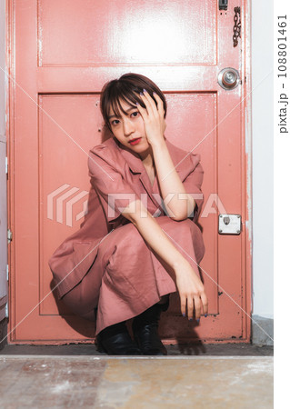 スタジオ 若い女性のファッションモデル スタジオ 若い女性のファッションモデル 108801461