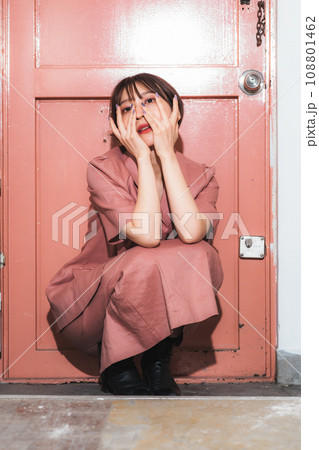 スタジオ 若い女性のファッションモデル スタジオ 若い女性のファッションモデル 108801462