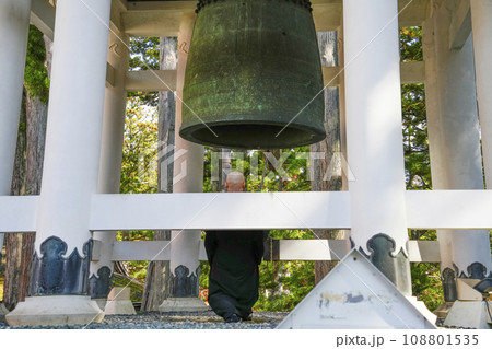 秋の高野山　壇上伽藍　大塔の鐘（高野四郎）鐘を撞く僧侶 108801535