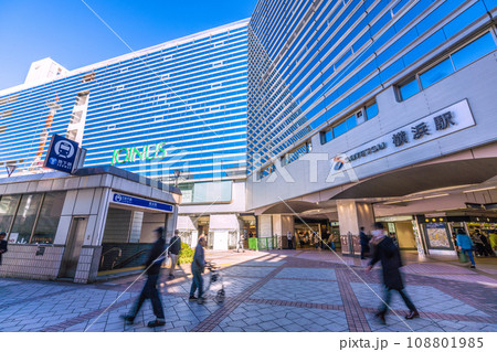 日本の横浜都市景観 11月。全国平均/9週連続減↓…相鉄横浜駅や横浜市営地下鉄横浜駅。高齢者の姿も 108801985