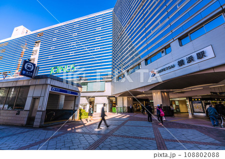 日本の横浜都市景観 11月。全国平均/9週連続減↓…相鉄横浜駅や横浜市営地下鉄横浜駅。高齢者の姿も 日本の横浜都市景観 11月。全国平均/9週連続減↓…相鉄横浜駅や横浜市営地下鉄横浜駅。高齢者の姿も 108802088