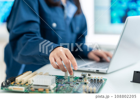 基板を検査する若い女性のエンジニア 108802205