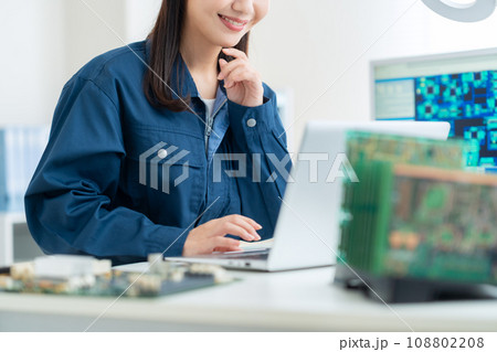 基板を検査する若い女性のエンジニア 108802208