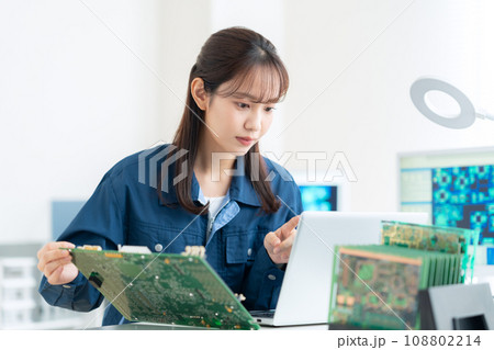 基板を検査する若い女性のエンジニア 108802214