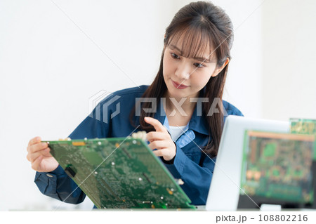 基板を検査する若い女性のエンジニア 108802216