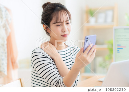 テレワークでリビングで働く若い女性 108802250