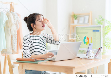 テレワークでリビングで働く若い女性 108802258