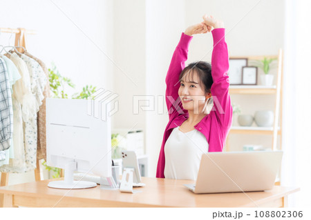 テレワークでリビングで働く若い女性 テレワークでリビングで働く若い女性 108802306