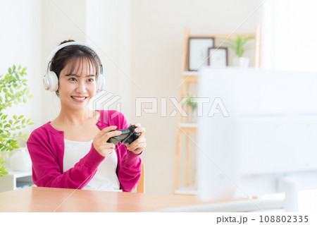 リビングでゲームをする若い女性 リビングでゲームをする若い女性 108802335