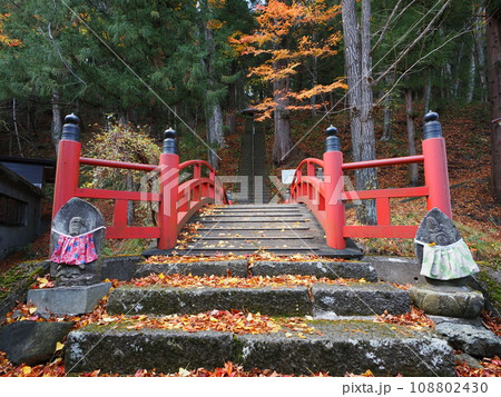 群馬・迦葉山　迦葉山龍華院弥勒護国寺　洗心池に架かる橋と迦葉堂への石段 108802430