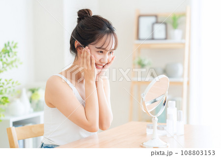 リビングでスキンケアをする若い女性 リビングでスキンケアをする若い女性 108803153