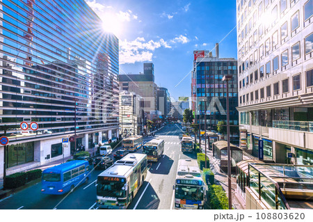 日本の横浜都市景観 11月。脱コロナ…横浜駅前から横浜タカシマヤや光芒などを望む…明日への希望の光 108803620