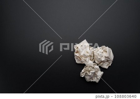 丸められた紙屑 丸められた紙屑 108803640