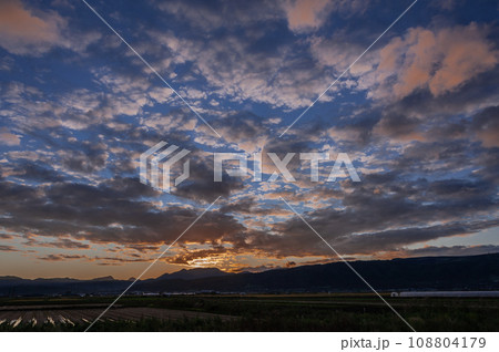 大野平野に夕日が沈む 大野平野に夕日が沈む 108804179