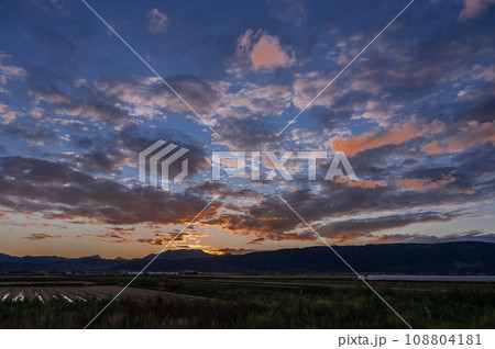 大野平野に夕日が沈む 大野平野に夕日が沈む 108804181