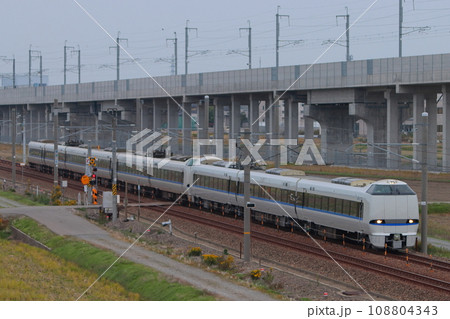 開業迫る北陸新幹線の高架を背景に最後の活躍をする681系の特急サンダーバード_2023/11/4撮影 108804343