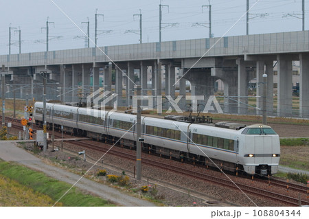 開業迫る北陸新幹線の高架を背景に最後の活躍をする681系の特急しらさぎ_2023/11/4撮影 108804344