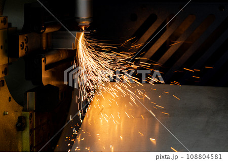 Automatic machine for cutting metal at work. 108804581