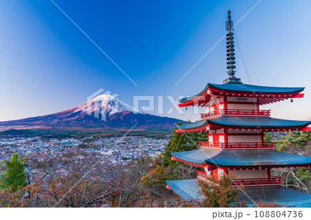 《山梨県》星空の下、新倉山浅間公園の忠霊塔・新雪富士 108804736