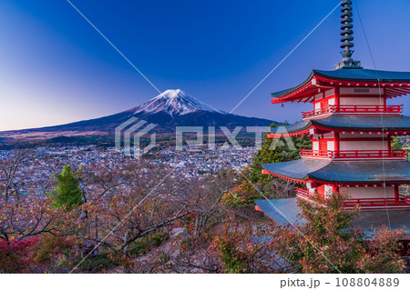 《山梨県》新倉山浅間公園の桜紅葉・忠霊塔・新雪富士 夜明け 《山梨県》新倉山浅間公園の桜紅葉・忠霊塔・新雪富士 夜明け 108804889