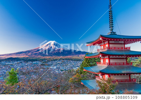 《山梨県》朝日を浴びる、新倉山浅間公園の忠霊塔・新雪富士 108805109